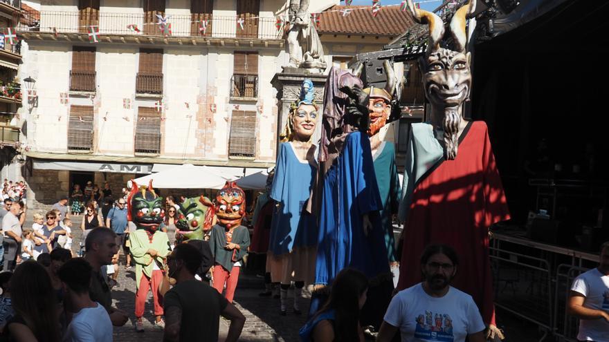 La fiesta toma las calles de Mutriku
