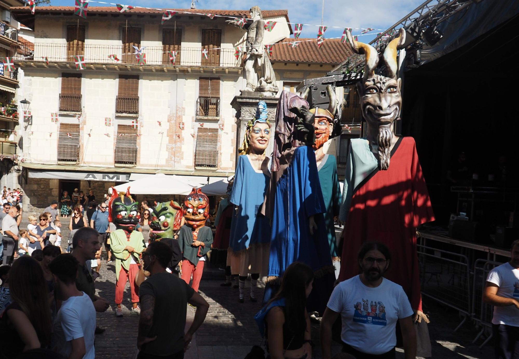 Gigantes y cabezudos toman Mutriku en el inicio de las Madalenas