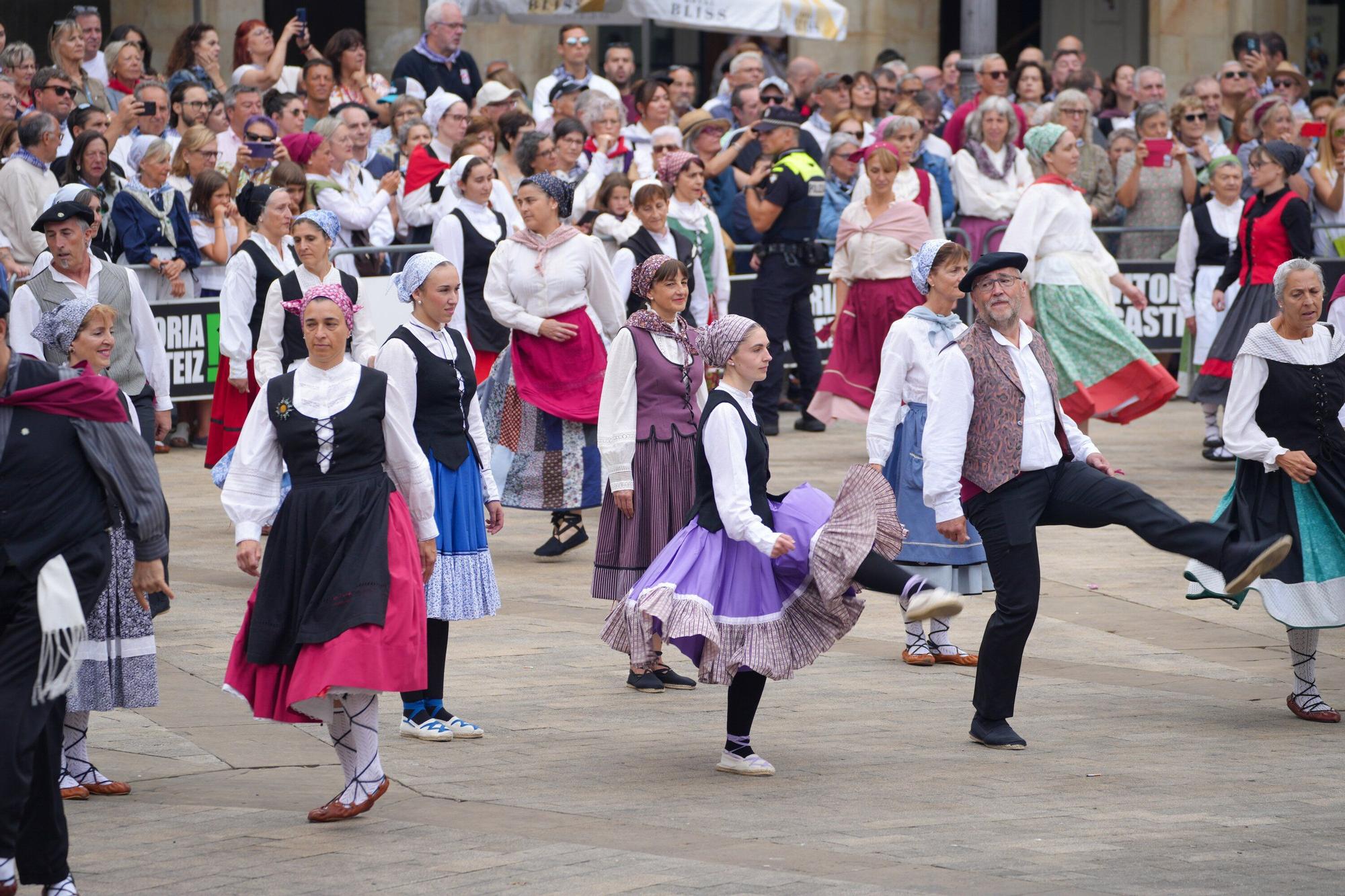 En imágenes: Los dantzaris se adueñan de la Plaza Nueva en el tradicional Zortziko