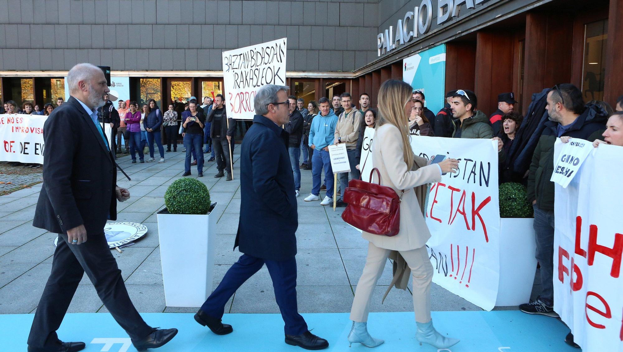 FOTOS | Momentos de tensión en la concentración de docentes de FP ante el Foro del Baluarte