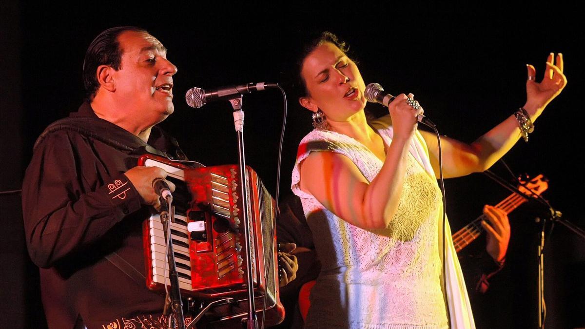 Carlos Mejía Godoy canta junto a Marcela Pérez.