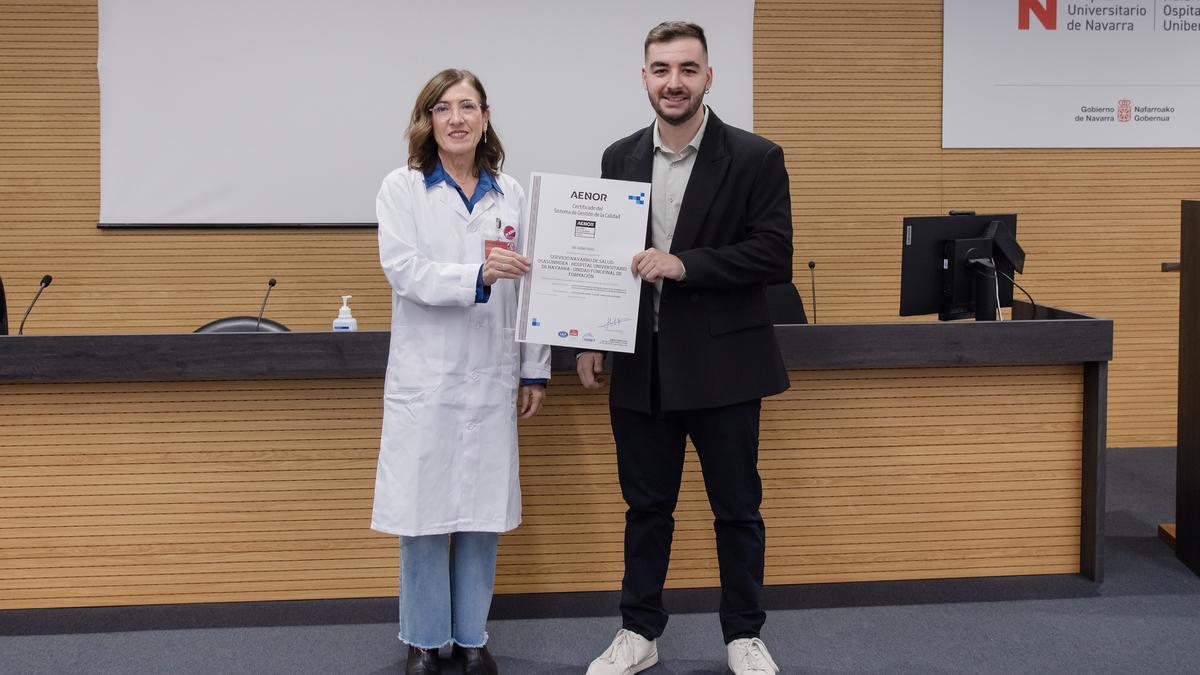 María Jesús Guembe recibe la certificación ISO 9001:2015 de manos del Michael Gómez, gestor comercial de AENOR en Navarra - La Rioja.