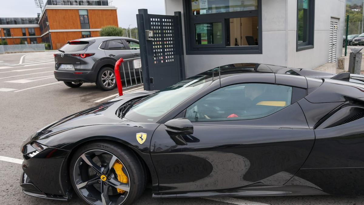 Laporte llega en su coche a las instalaciones del Athletic en Lezama