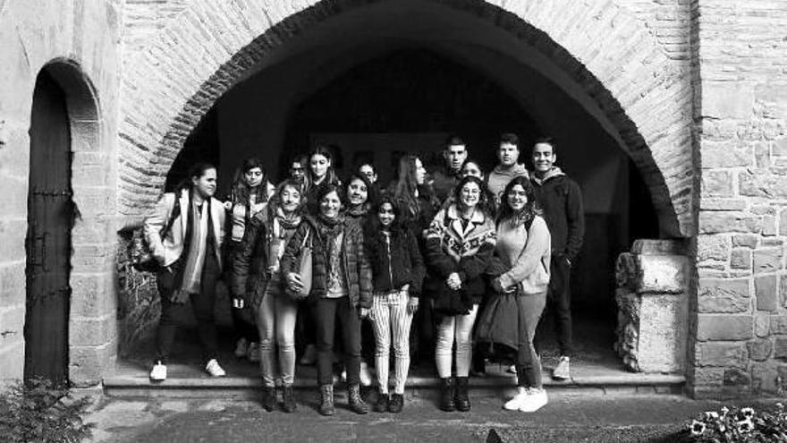 Como colofón, el alumnado pamplonés posó para una foto de familia en el patio de dicha institución.