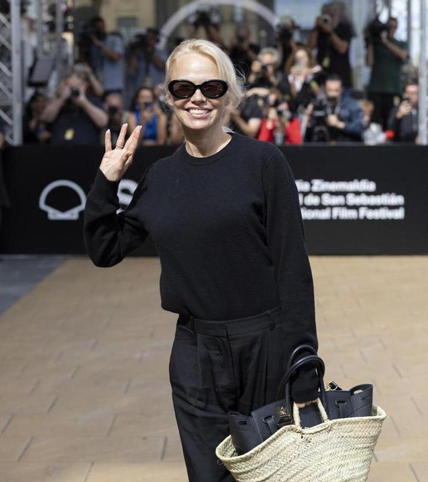 Pamela Anderson revela detalles sobre su romance fugaz con Liam Neeson