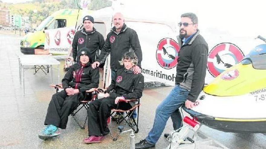 Parte del equipo de voluntarios que partió ayer hacia Grecia, junto a la ambulancia, el campo portátil y la moto de agua con la que viajan.