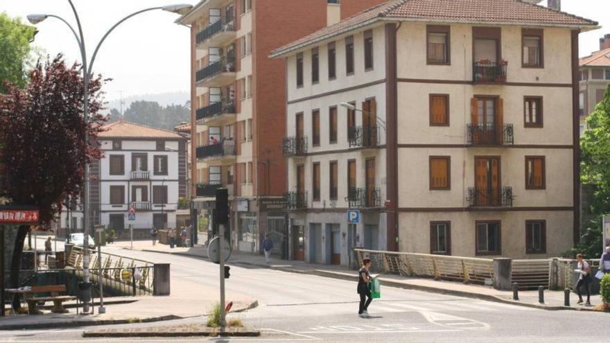 Amenazas con cuchillo y persecución tras una discusión en la gasolinera de Igorre