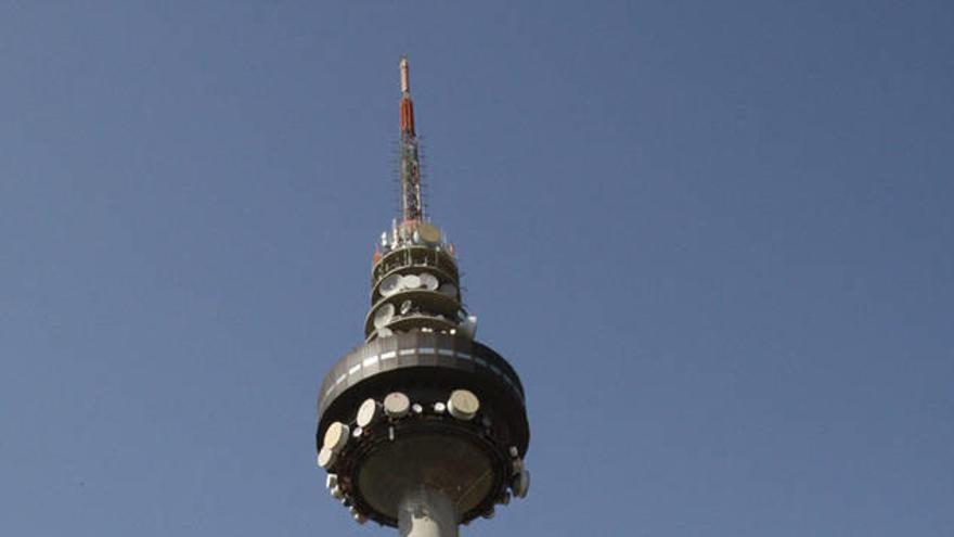 Vista de la torre el &quot;Pirulí&quot;, centro de comunicaciones de RTVE, con el logotipo de Televisión Española.