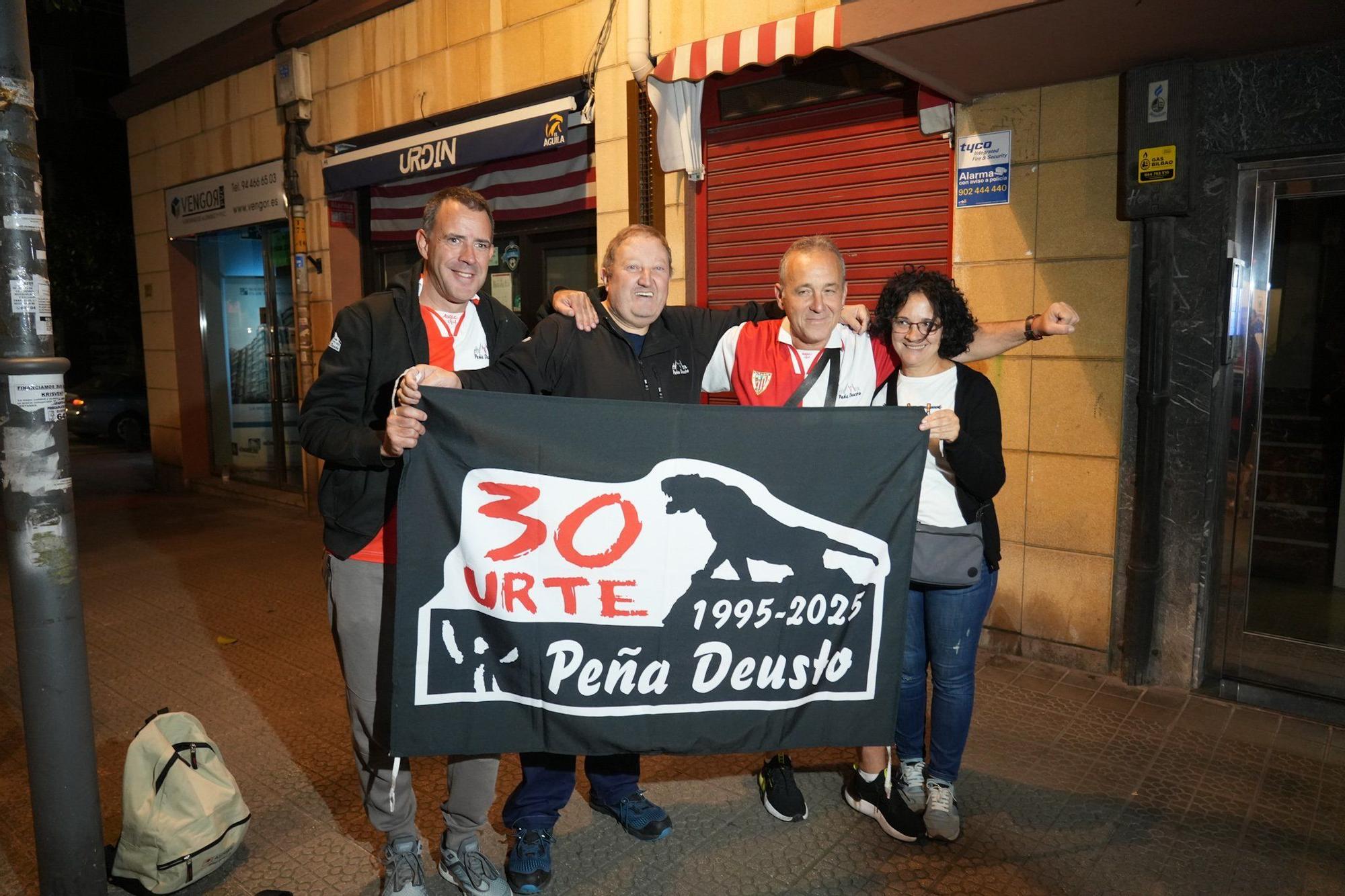 En imágenes: la Peña Deusto del Athletic pone rumbo a Dortmund