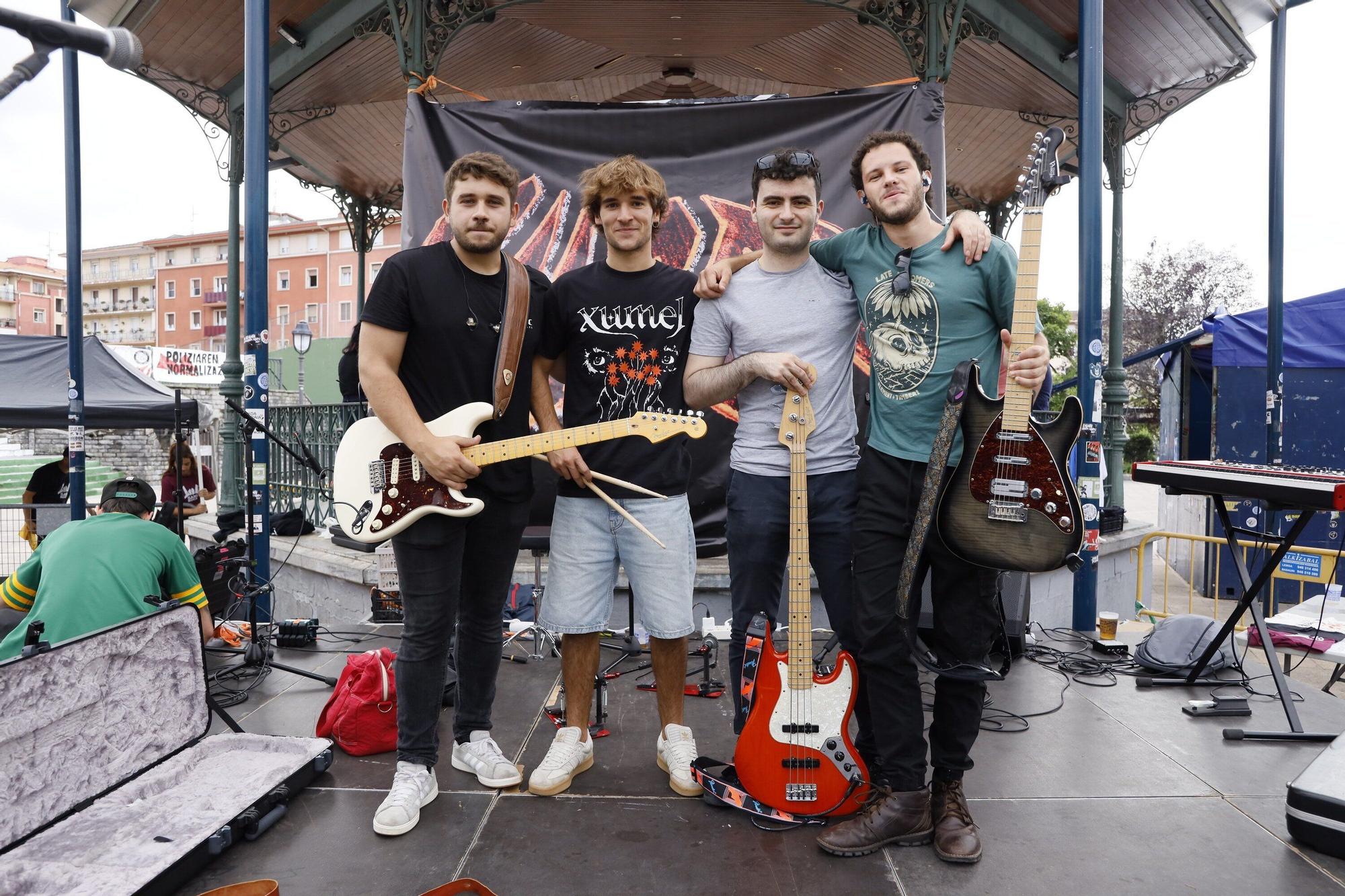 Iker Martín, Peio Bilbao, Martín Hernández y Jon Sortelli, de Algorta, forman el combo de rock progresivo en euskera, Xumel.