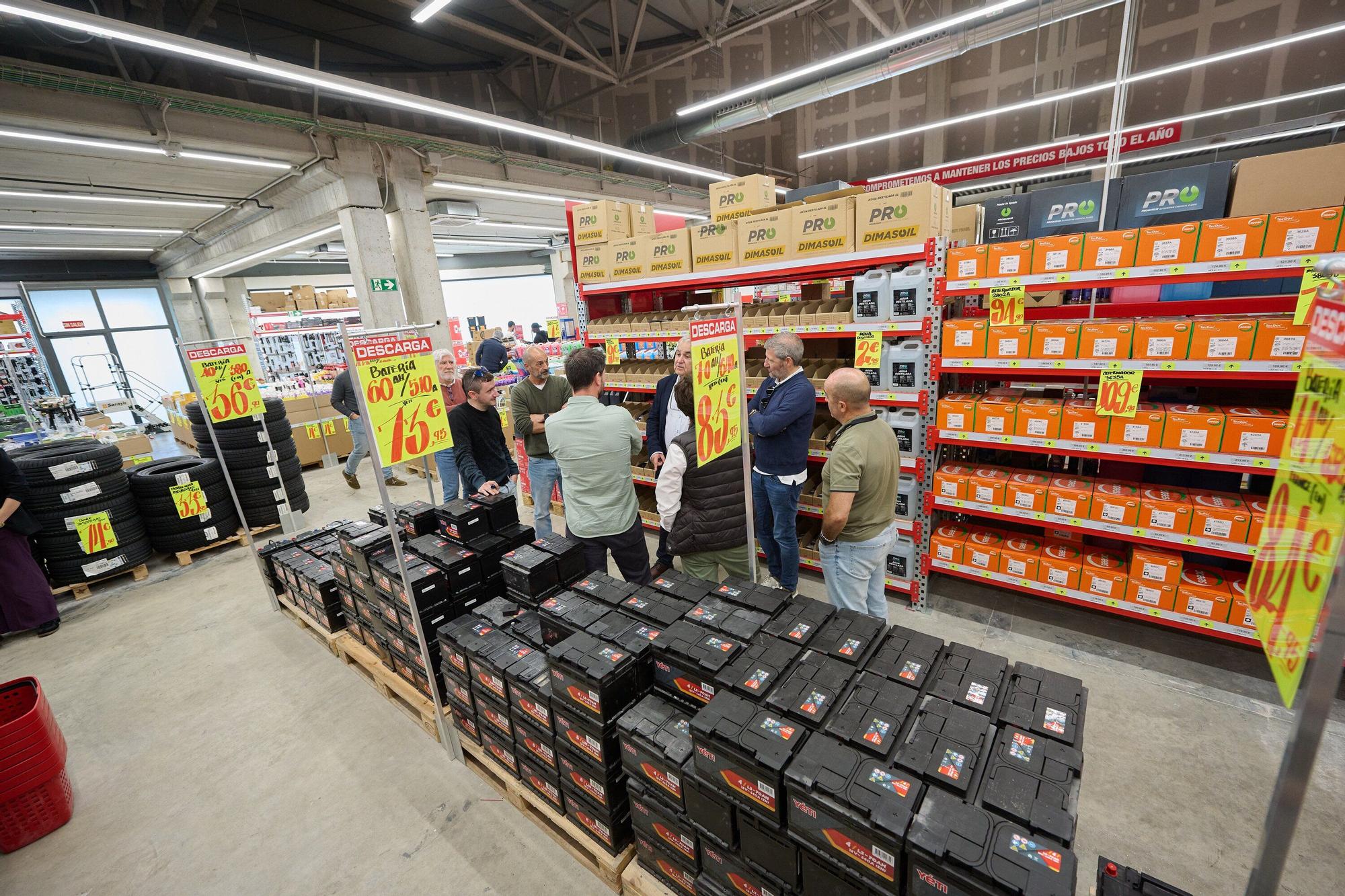 Fotos de la inauguración oficial de la nueva tienda de Carter-Cash en Pamplona