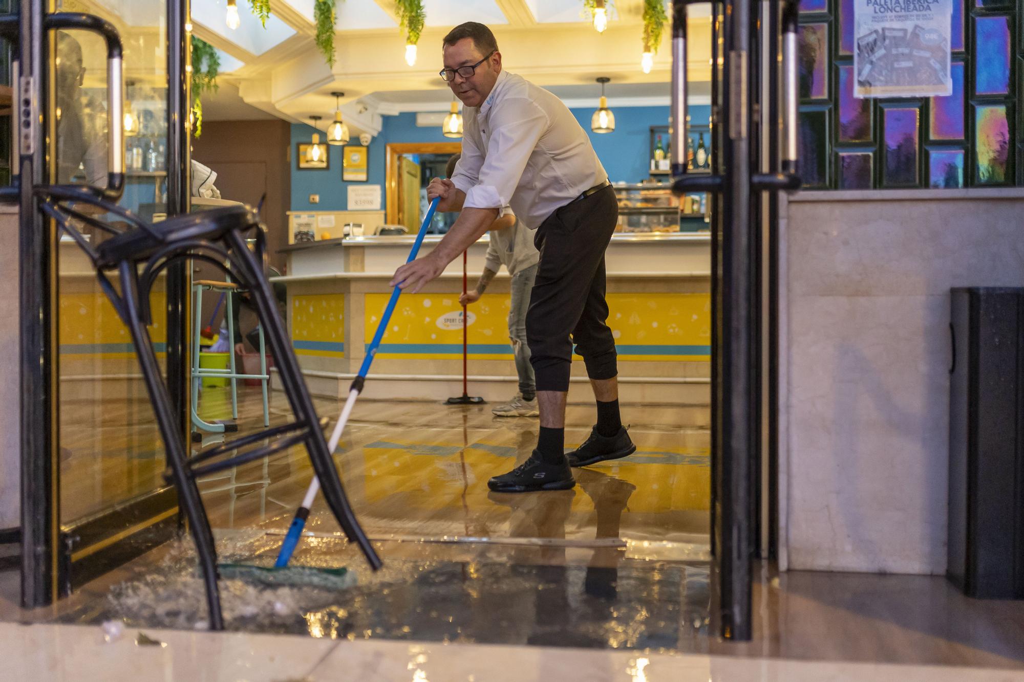 En imágenes: Andalucía supera las 900 incidencias por la borrasca 'Claudia', con la anegación de la estación de autobuses de Huelva