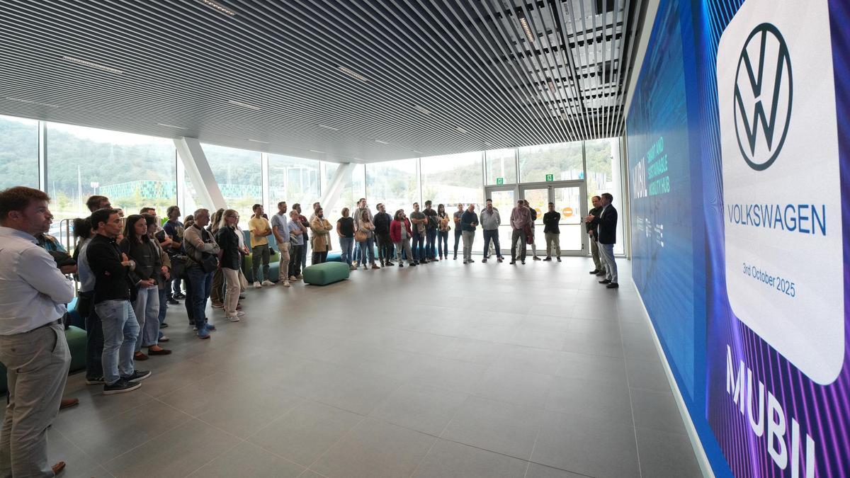 La delegación de Volkswagen Navarra atiende las explicaciones sobre los laboratorios de Mubil.