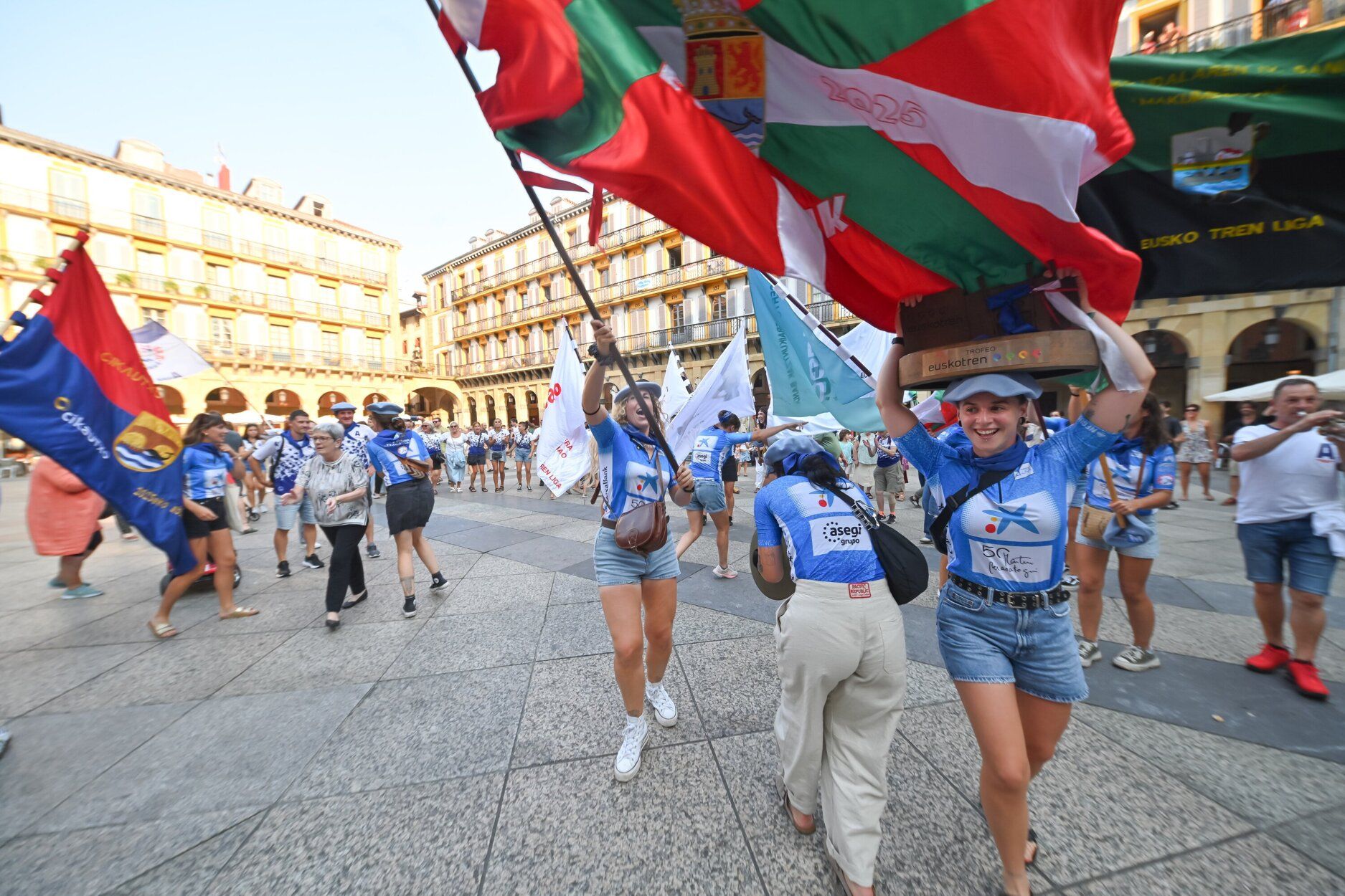 Donostia Arraun Lagunak exhibe sus banderas y la Liga Euskotren