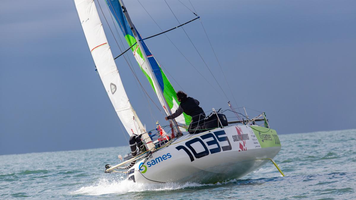 Ramón Ribera, en su velero, durante una regata.