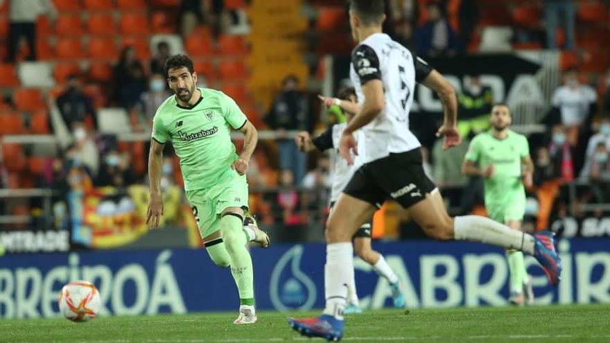 Raúl García conduce el balón en un lance del duelo en Mestalla