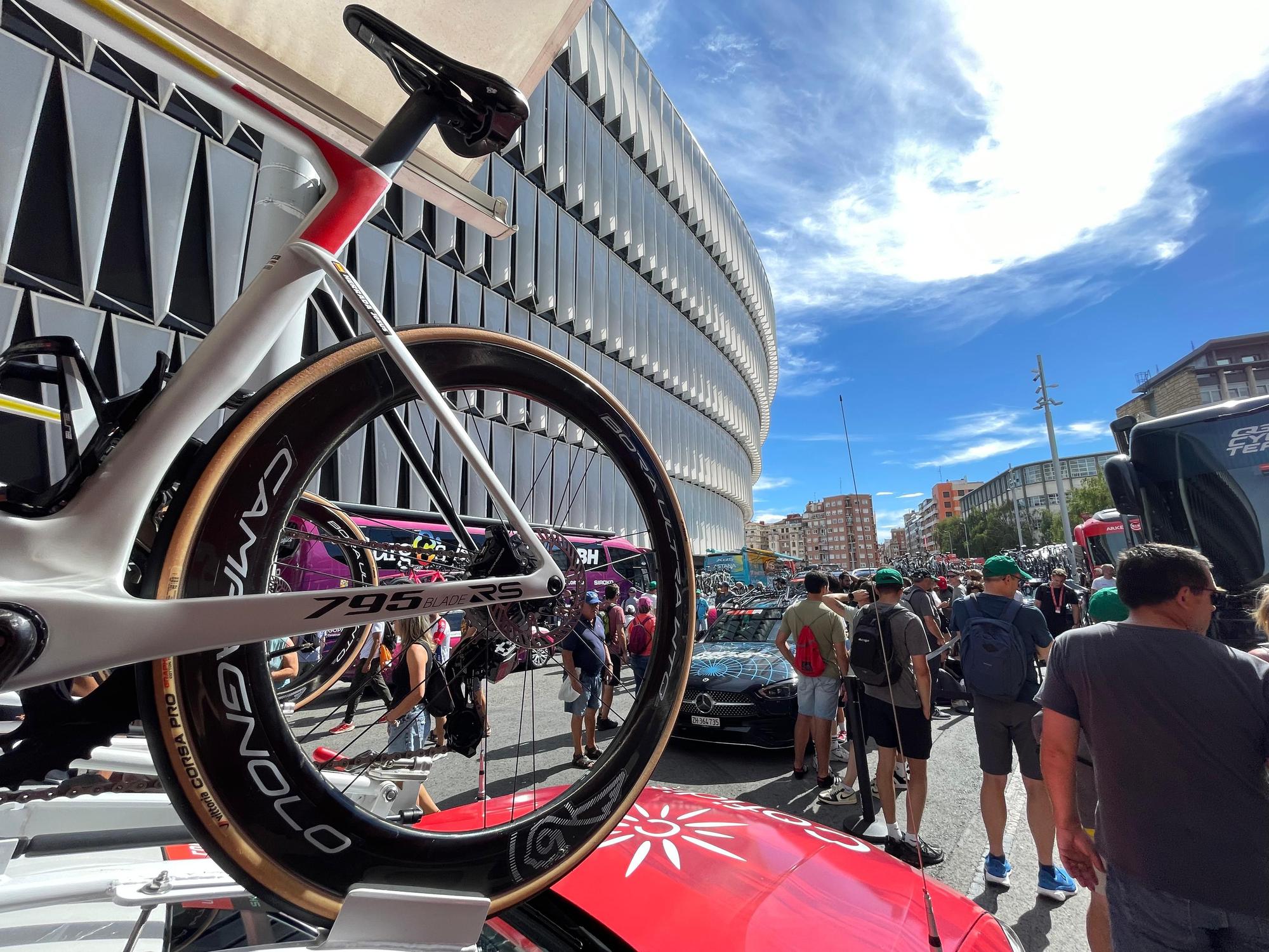 La Vuelta llega a Bizkaia: las imágenes del montaje en Bilbao