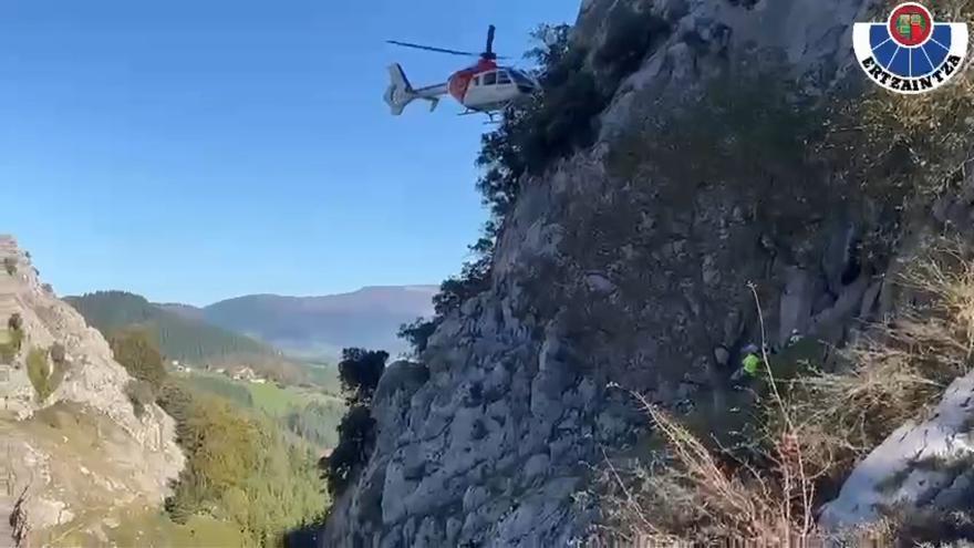 Rescate de un montañero en la cantera de Atxarte, en Abadiño.
