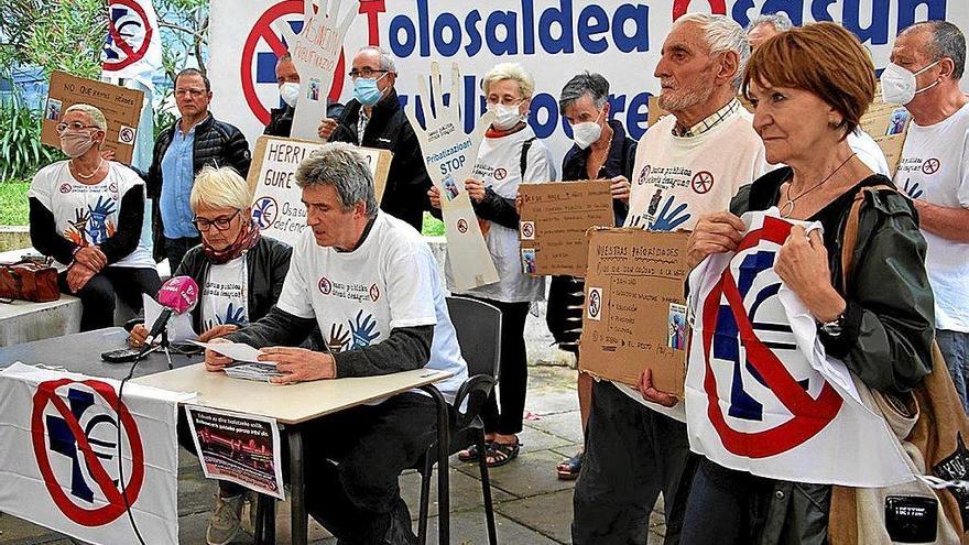 “Es hora de bajar de los balcones y defender la sanidad pública”