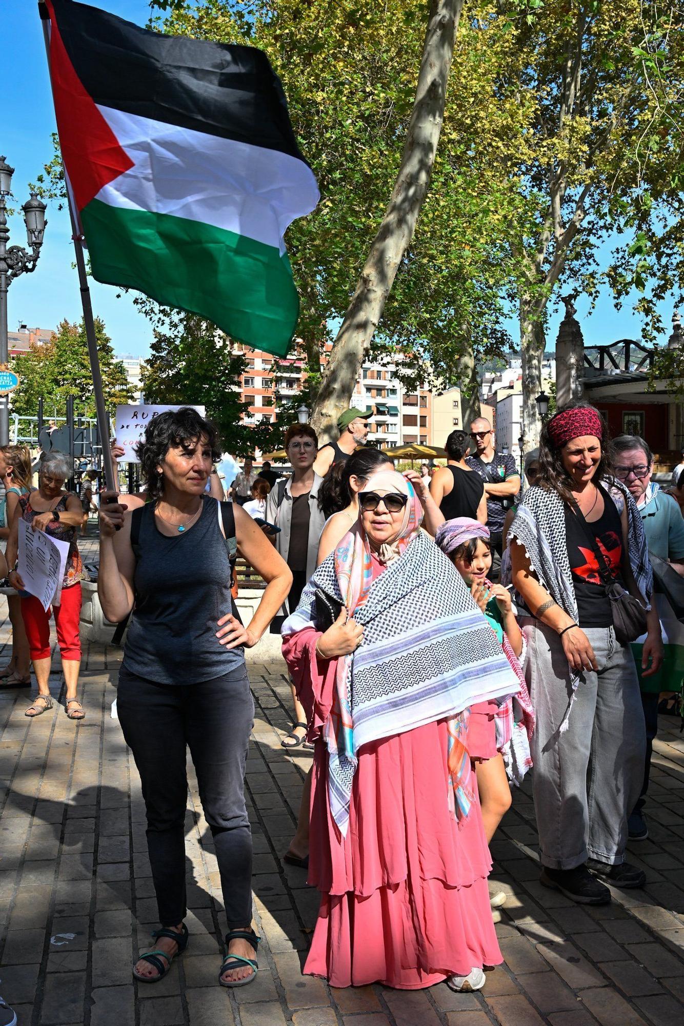 En imágenes: Más de 300 personas se concentran en El Arenal para denunciar el ataque terrestre sobre la ciudad de Gaza