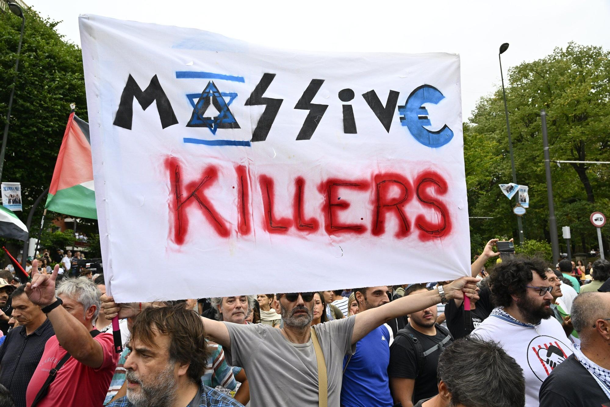 En imágenes: protesta contra el Israel al paso de la La Vuelta por Bilbao