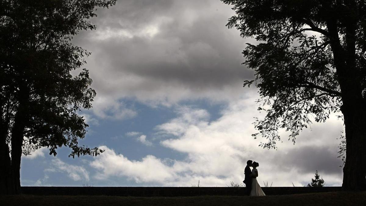 Una pareja de recién casados pasea cerca de las murallas de la Ciudadela.