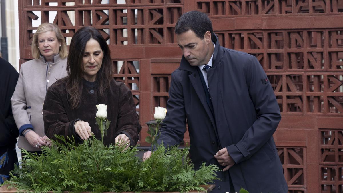 Pradales y Tejeria durante la ofrenda floral con motivo del Día de la Memoria, en el Parlamento Vasco.