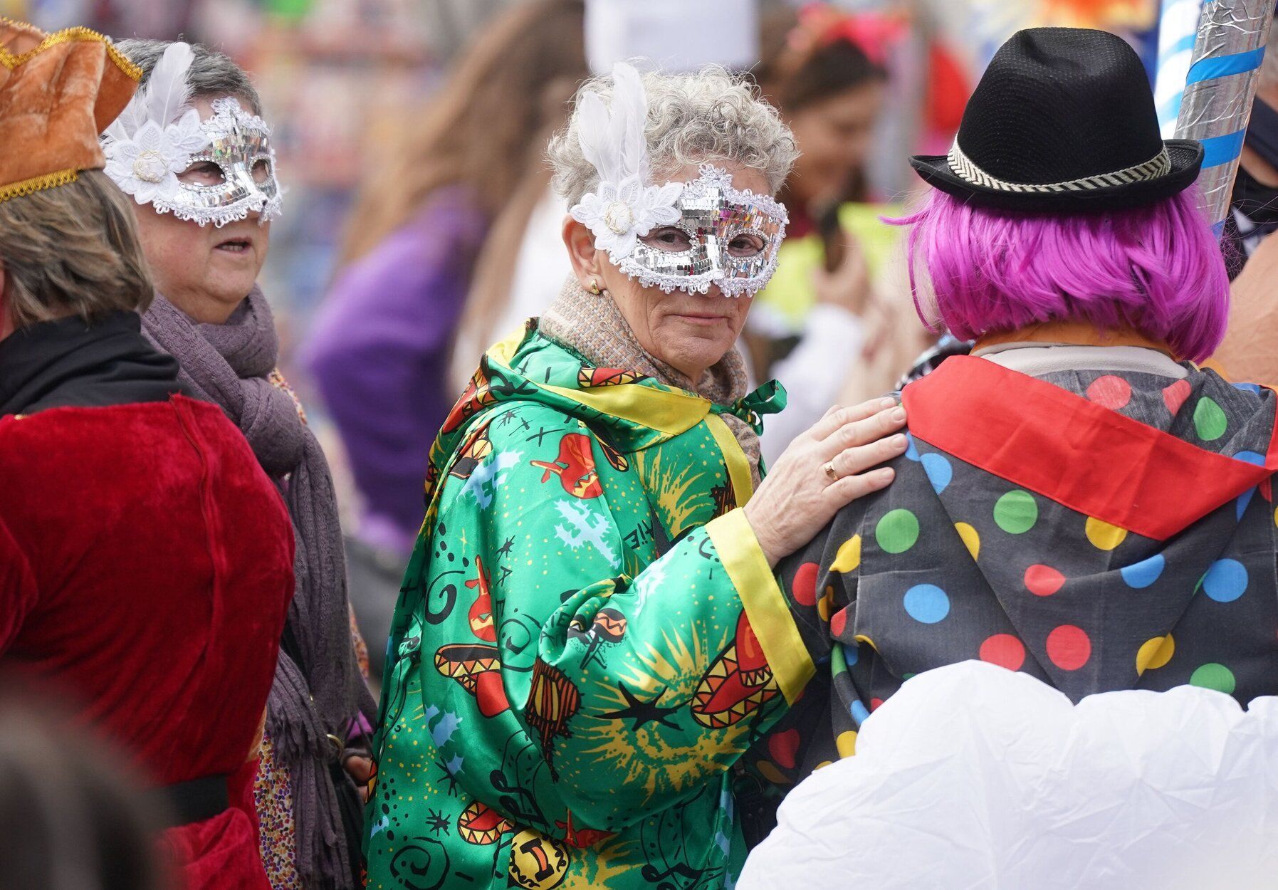 Niños y mayores disfrutan del Lunes de Carnaval en Tolosa.