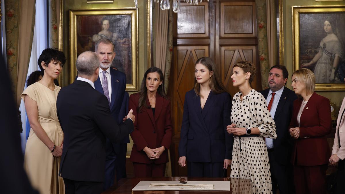 La princesa Leonor (c), junto con el rey Felipe VI (2i), la reina Letizia (3i), la presidenta de Navarra, María Chivite (3d) y la ministra de Inclusión y Seguridad Social, Elma Saiz (i), durante la presentación del documento del Principado de Viana en el Palacio de Navarra, sede del Gobierno Foral.