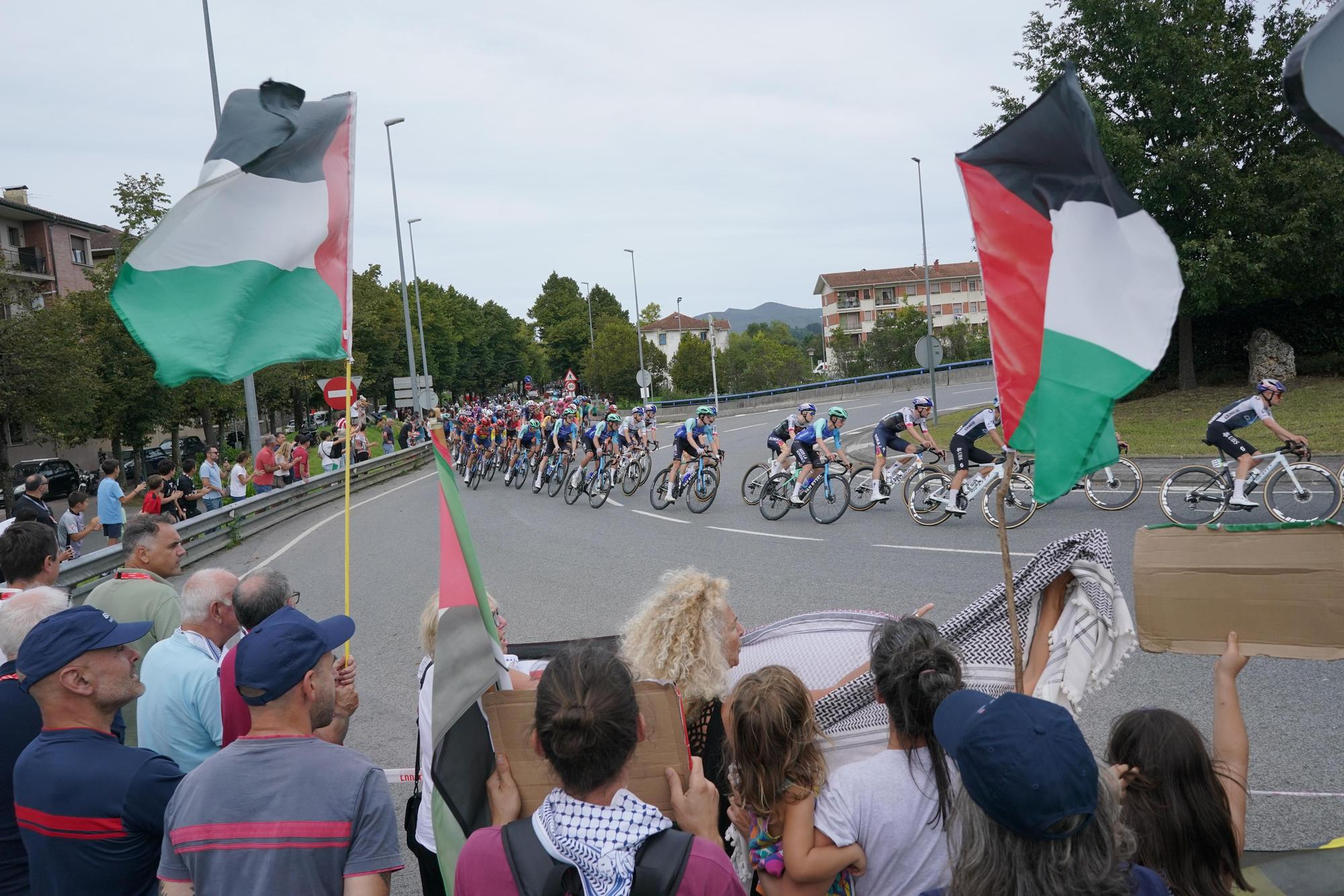 La Vuelta en Bizkaia: banderas palestinas a su paso por Gernika