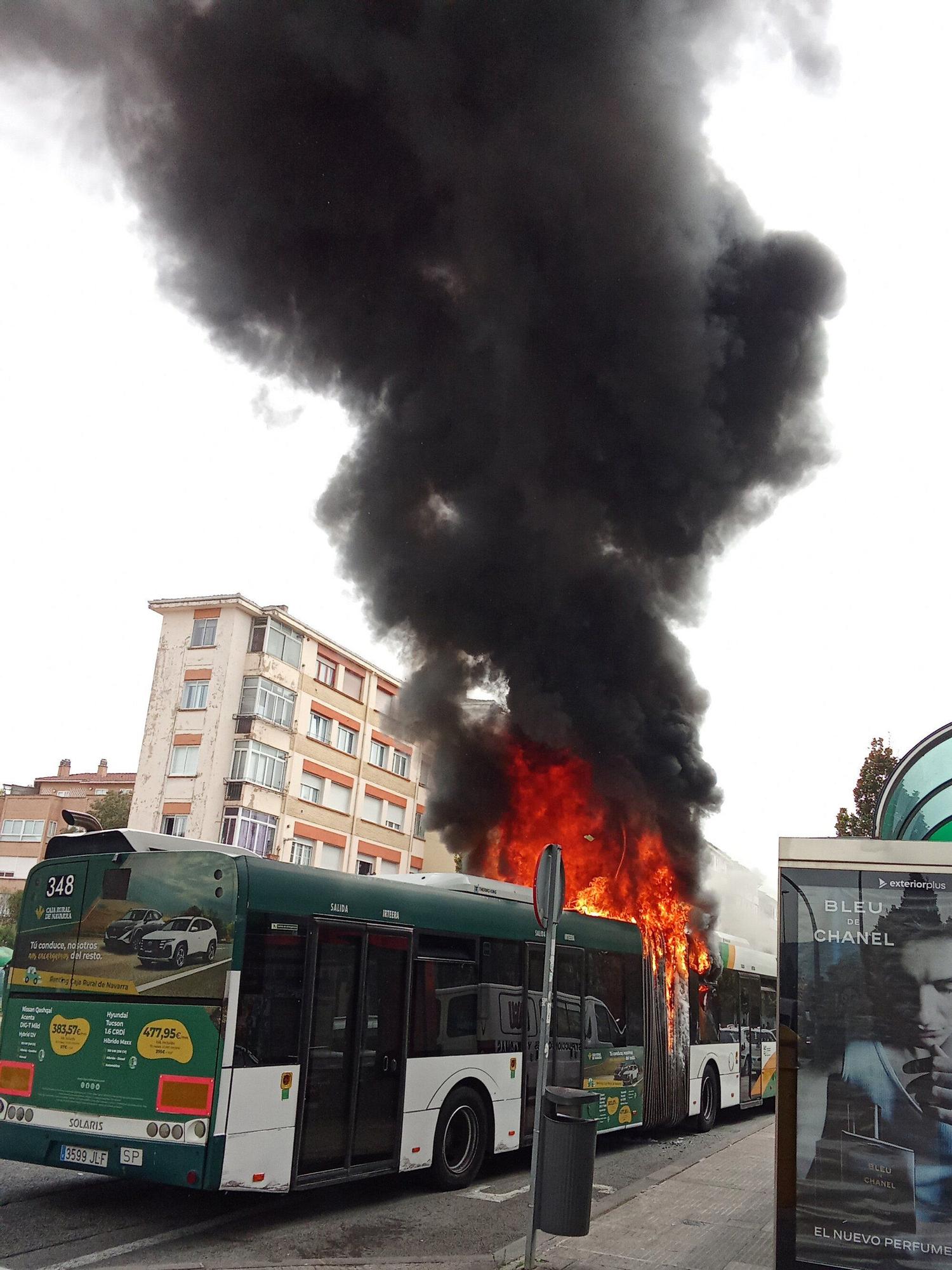 Fotos de la villavesa ardiendo en Berriozar