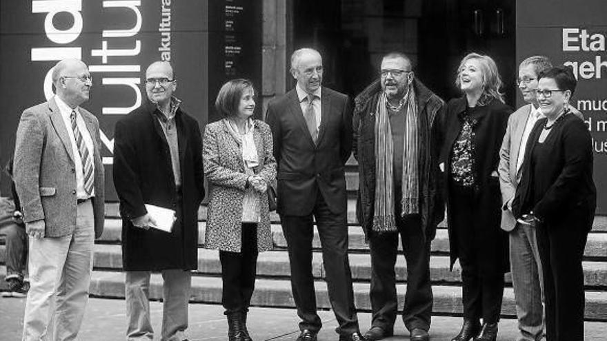 Las autoridades y personalidades, en la presentación.
