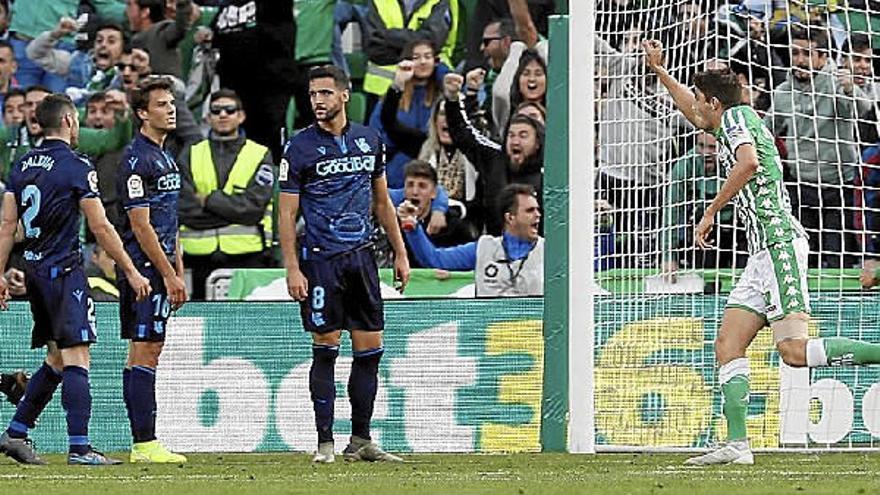 Ander Guevara lamenta ayer, junto a Zaldua y Mikel Merino, el 1-0 de Borja Iglesias, que festeja ante ellos el bético Edgar.