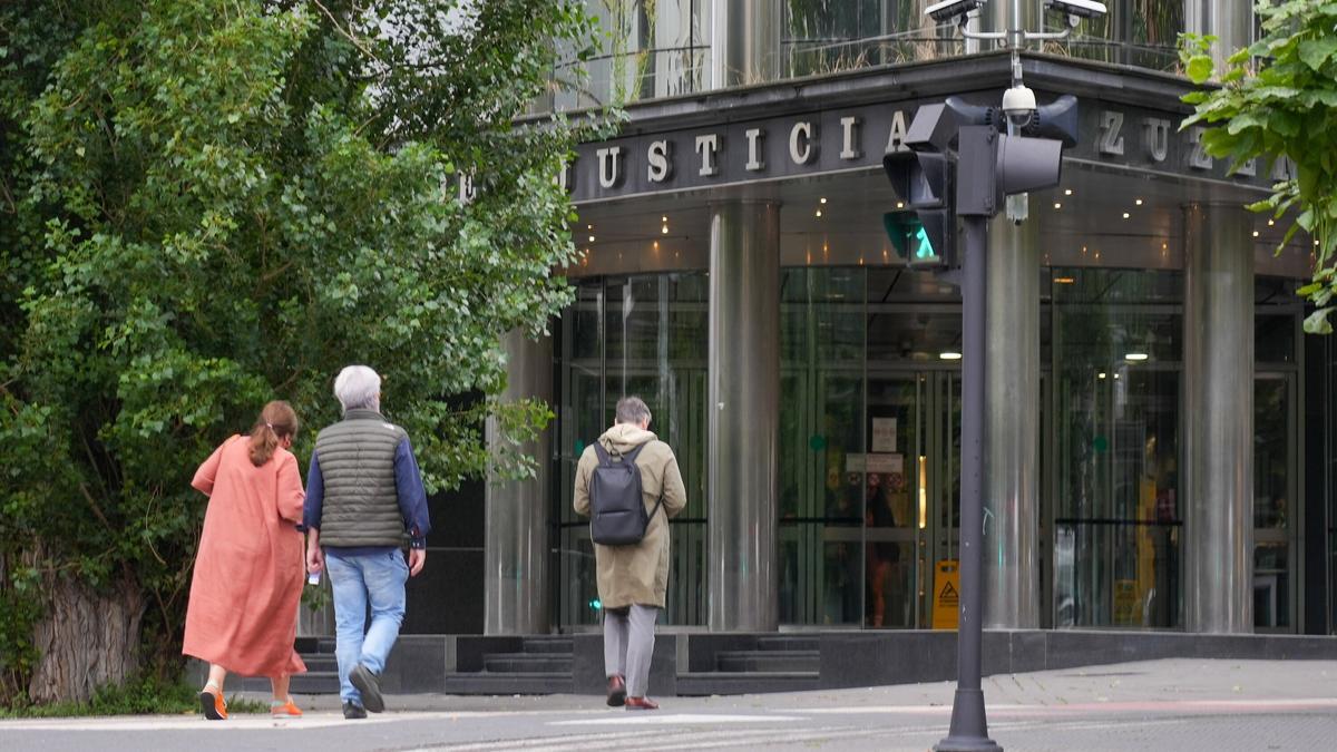 Tres personas acceden al Palacio de Justicia de la capital alavesa.