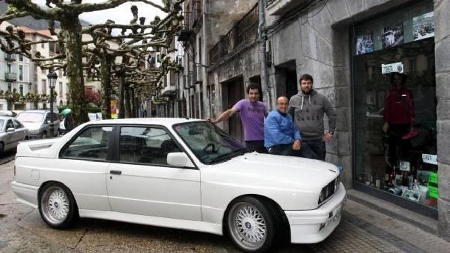 Joseba Alberdi, Antonio Sudupe y Ion Zubiaurre, junto al local con los artículos que sortearán el domingo.