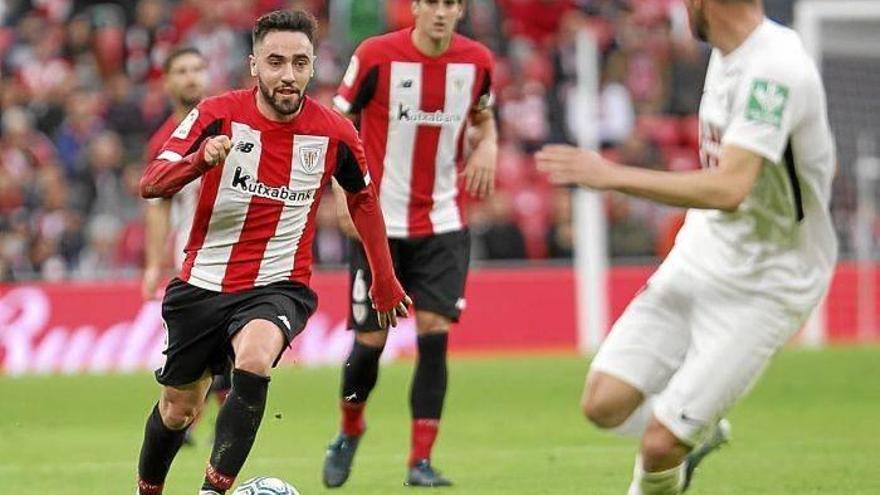 Unai López conduce el balón.