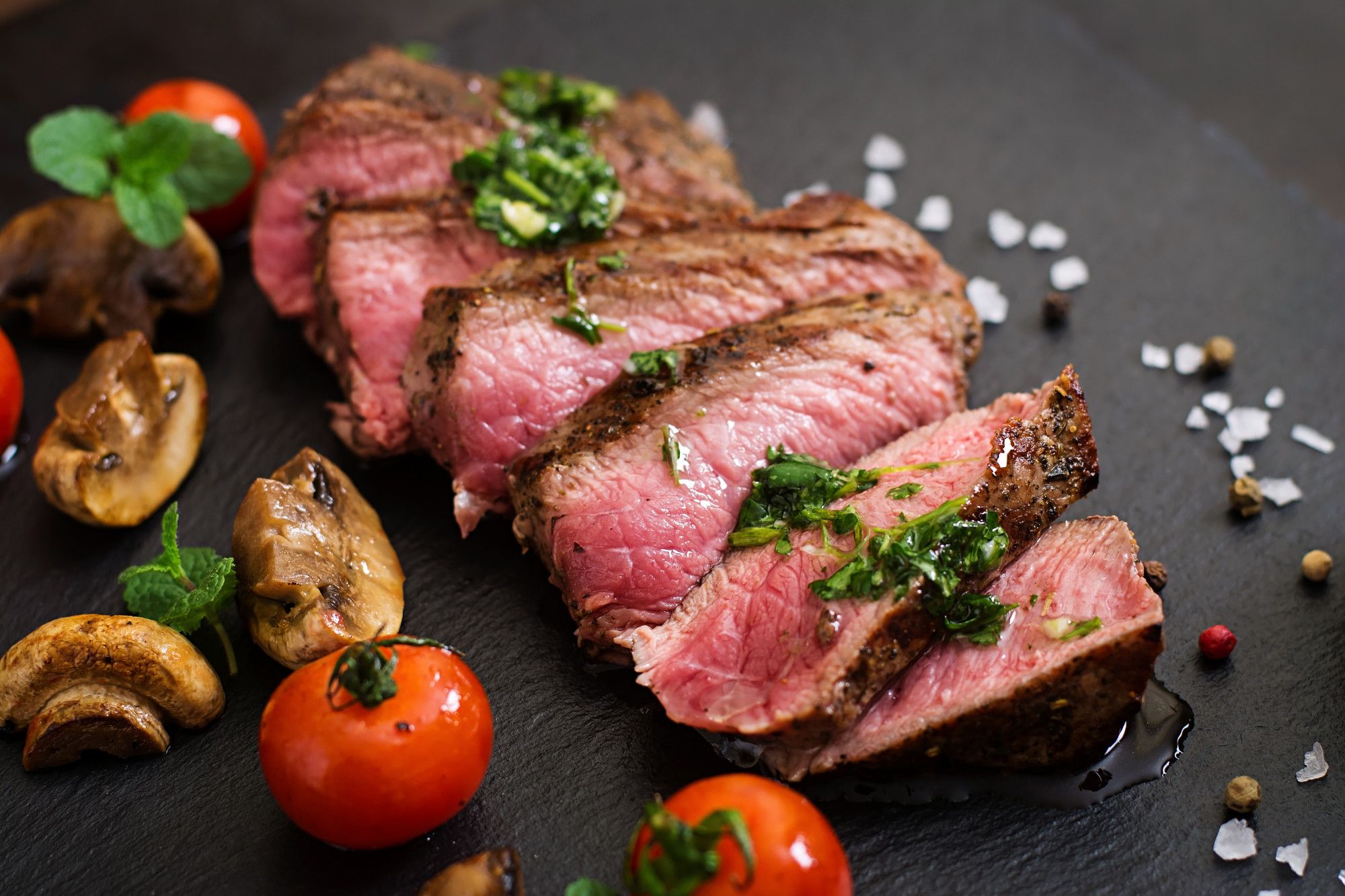 Porción de carne de ternera asada lista para degustar.