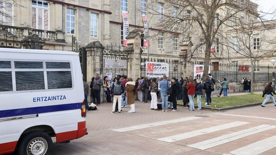 El equipo rectoral de la Universidad del País Vasco rechaza "firmemente" el lanzamiento de botes de humo en el campus de Álava