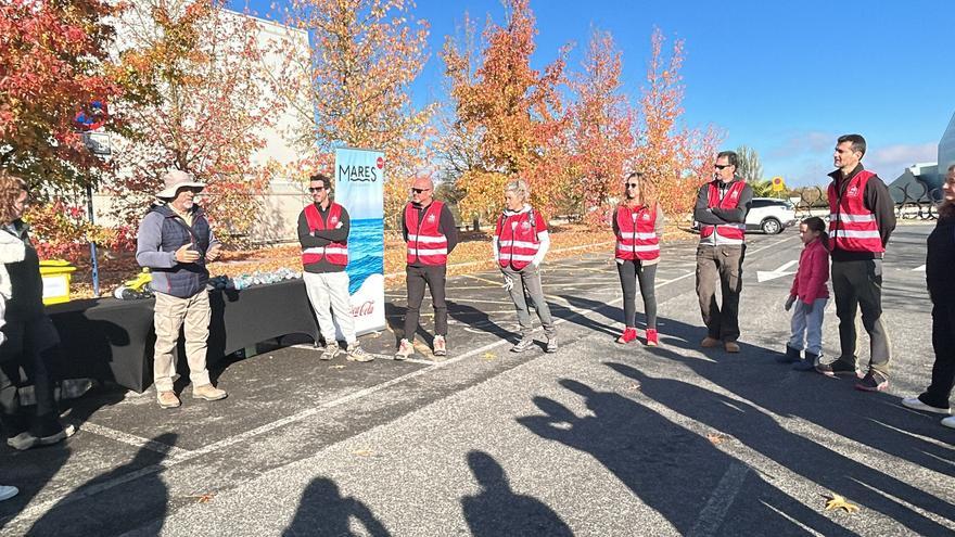 Una treintena de voluntarios se involucran en la limpieza del entorno del Zadorra