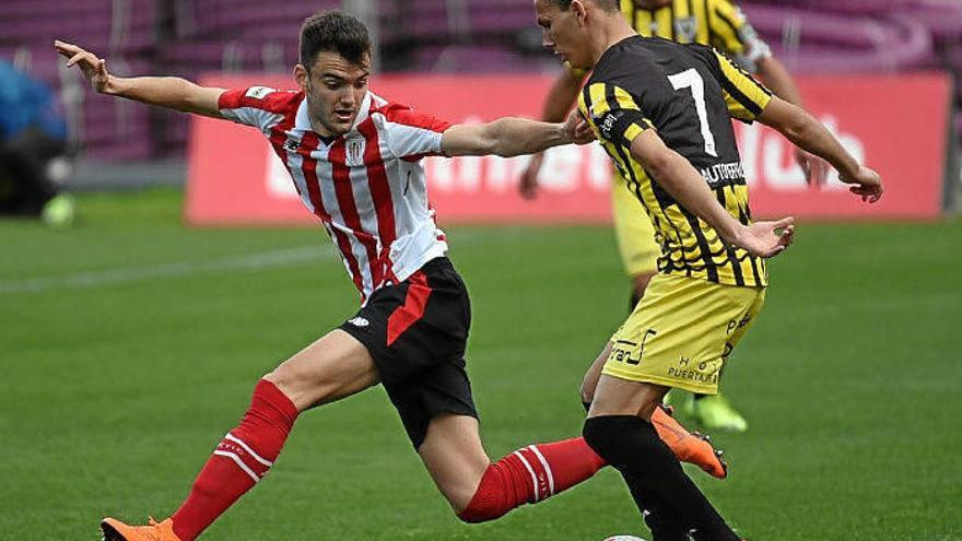 El rojiblanco Andoni López intenta frenar al avance del aurinegro Son.