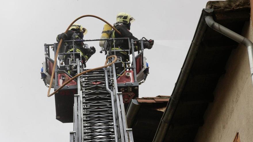Una mujer sufre quemaduras al incendiarse su casa en Llodio