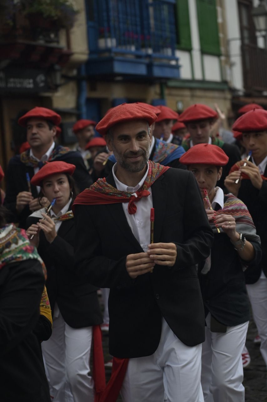 La compañía Jaizkibel desfila en Hondarribia