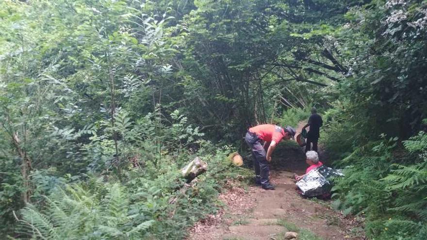 se la ha rescatado mediante helicóptero