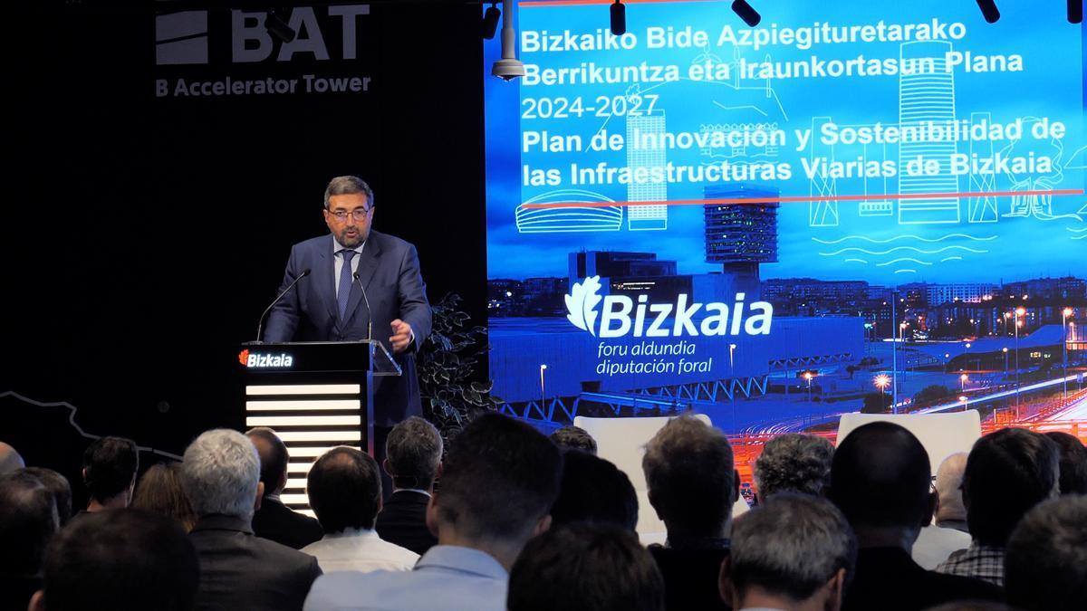 Carlos Alzaga, Diputado foral del departamento de Infraestructuras y Desarrollo Territorial, durante la presentación del plan.