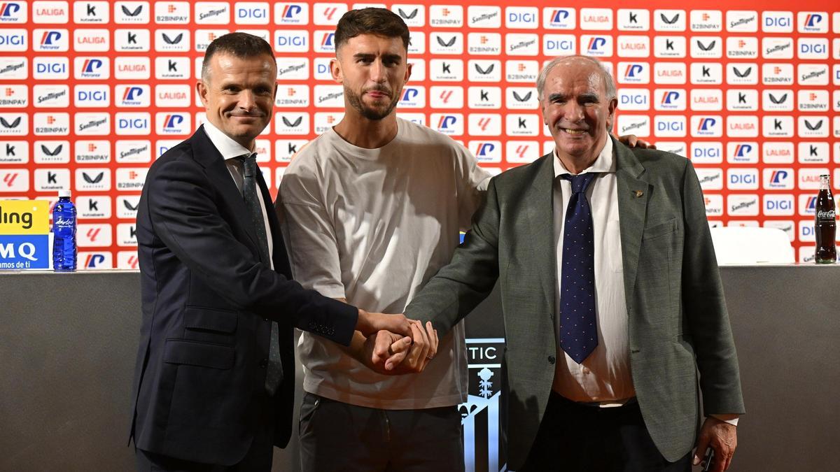Aymeric Laporte posa junto a Jon Uriarte y José Ángel Iribar en la sala de prensa de San Mamés.