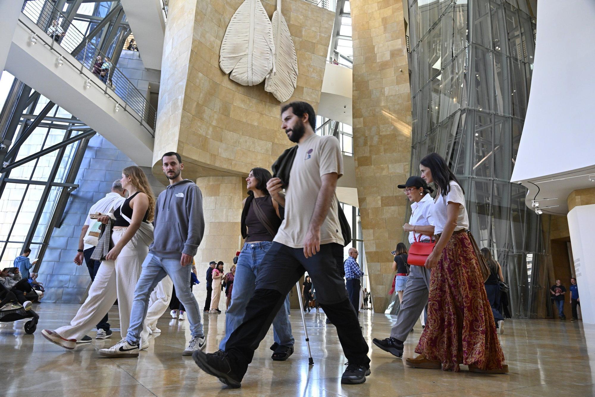 El Museo Guggenheim acoge a miles de visitantes en su 28º cumpleaños
