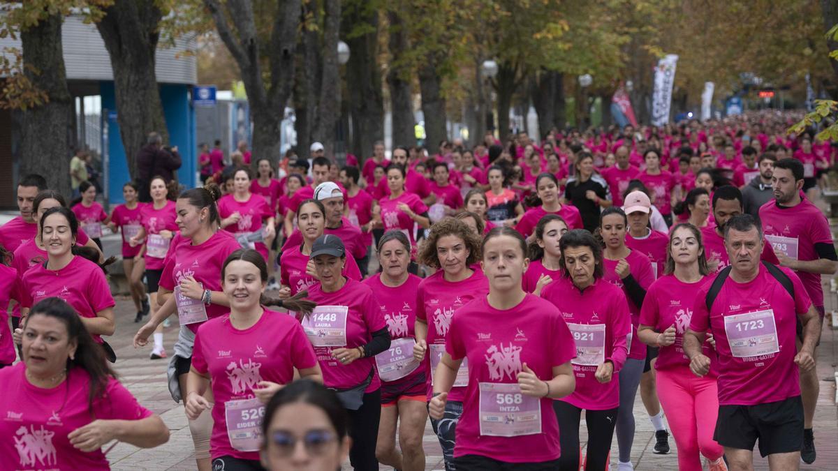 En imágenes: Así ha sido la quinta edición de la carrera solidaria contra el cáncer de mama en Vitoria