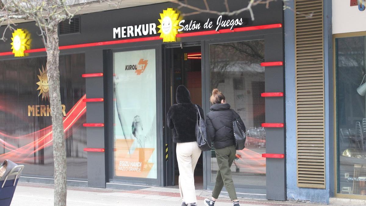 Dos jóvenes pasan por delante de un salón de juegos en Pamplona. Dos jóvenes pasan por delante de un salón de juegos en Pamplona.