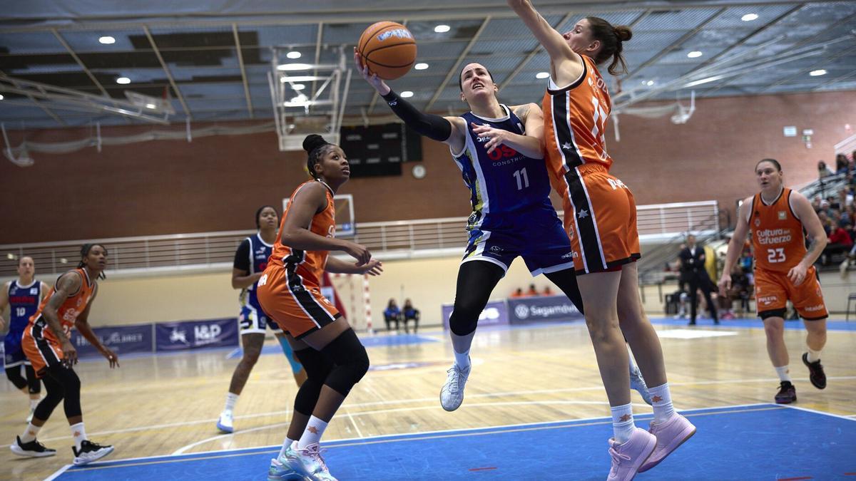 Julieta Mungo, lanzando durante un partido.