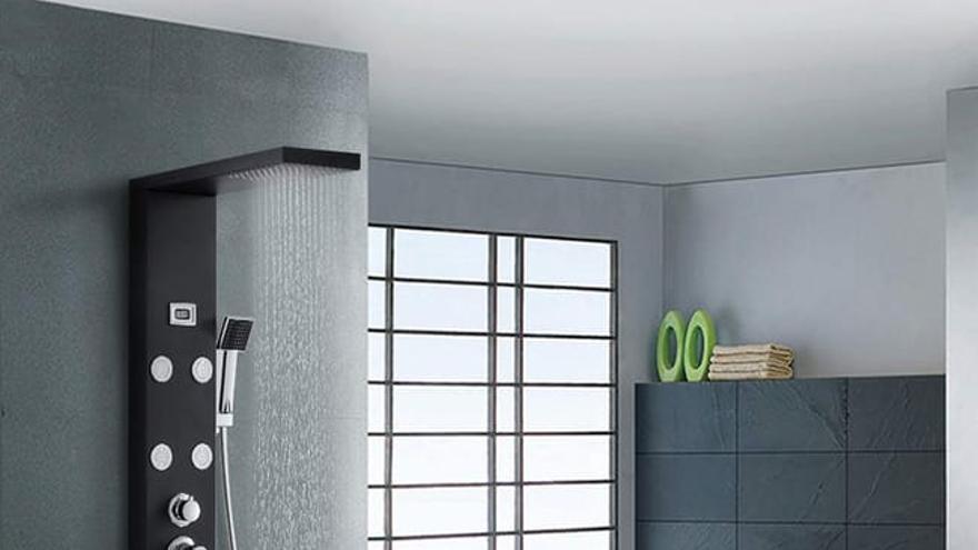 Vista de la columna de ducha con sistema de hidromasaje AuraLum Max de Leroy Merlin